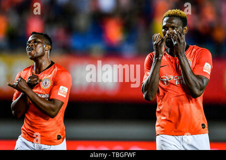 Senegalesischer Fußballspieler Makhete Diop und kenianischen Fußballspieler Ayub Masika von Peking Renhe nachdem Sie gegen Tianjin Tianhai in Ihrem 12. Runde während der 2019 chinesischen Fußballverband Super League (CSL) in Peking, China, 1. Juni 2019 feiern. Peking Renhe besiegt Tianjin Tianhai 2-0. Stockfoto