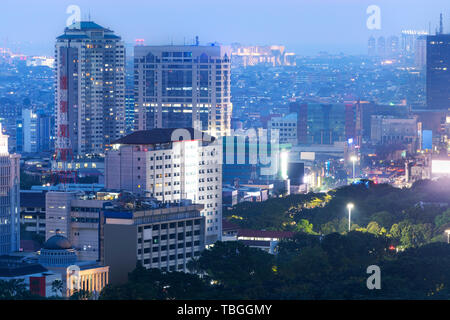 Jakarta Skyline der Stadt mit dem städtischen Wolkenkratzer in der Nacht. Jakarta, Indonesien Stockfoto