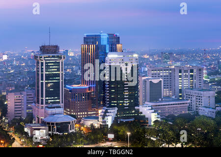 Jakarta Skyline der Stadt mit dem städtischen Wolkenkratzer in der Nacht. Jakarta, Indonesien Stockfoto