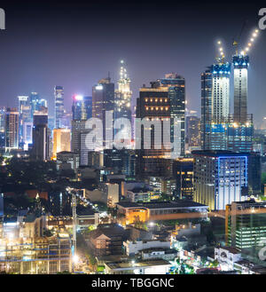 Jakarta Skyline der Stadt mit dem städtischen Wolkenkratzer in der Nacht. Jakarta, Indonesien Stockfoto