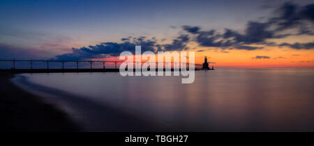 Langzeitbelichtung Panorama von Michigan City East Pierhead Leuchtturm nach Sonnenuntergang mit bunten Himmel und dramatische Wolken, Washington Park Beach, Michigan C Stockfoto