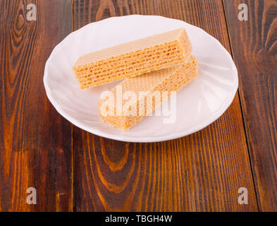 Süße Waffeln zum Frühstück, auf einer Holzplatte. Stockfoto