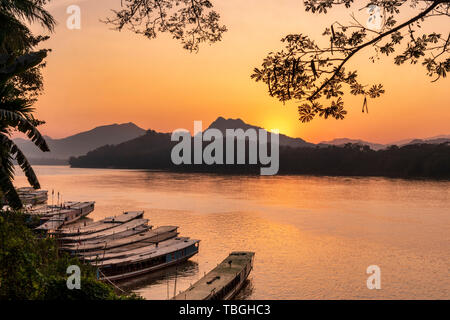 Mekong bei Sonnenuntergang in Luang Prabang, Informationsschalter für Boote, Laos, Südostasien Stockfoto