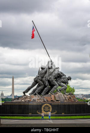 United States Marine Corp Kriegerdenkmal zeigt Flagge Pflanzung auf Iwo Jima im Zweiten Weltkrieg mit Washington Memorial und Capitol Gebäude im Hintergrund in Fdg Stockfoto