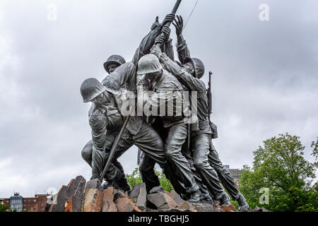 United States Marine Corp Kriegerdenkmal zeigt Flagge Pflanzung auf Iwo Jima im Zweiten Weltkrieg in Arlington, Virginia, USA, am 13. Mai 2019 Stockfoto
