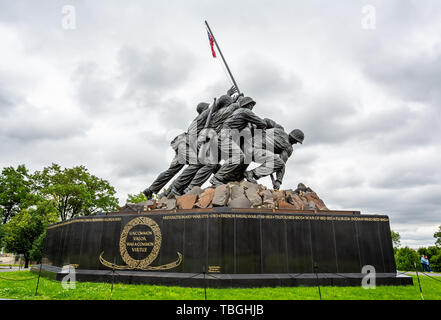 United States Marine Corp Kriegerdenkmal zeigt Flagge Pflanzung auf Iwo Jima im Zweiten Weltkrieg in Arlington, Virginia, USA, am 13. Mai 2019 Stockfoto