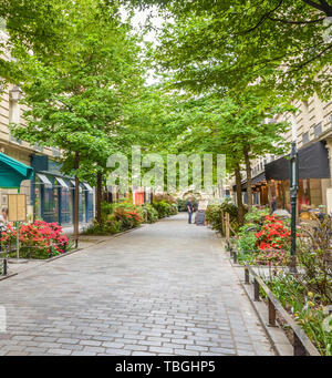 Eine ruhige Straße mit Restaurants im böhmischen Marais-Viertel von Paris. Stockfoto