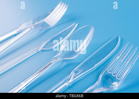 Kunststoff Gabel und Messer auf blauem Hintergrund. Kopieren Sie Platz Stockfoto