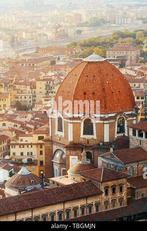 Florenz Rooftop View mit Kapellen der Medici Dome in Italien bei Sonnenaufgang Stockfoto