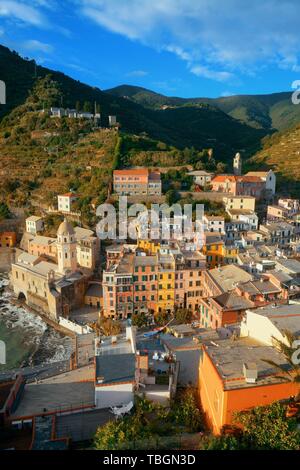 Luftaufnahme von Gebäuden in Vernazza, eines der fünf Dörfer in Cinque Terre, Italien. Stockfoto