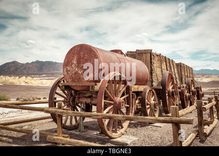 Historische wagen, im Bergbau und in der Übertragung der Borax aus Death Valley die Mojave von den 25 mule Team verwendet wurde. Kalifornien, USA Stockfoto