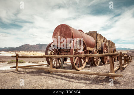 Historische wagen, im Bergbau und in der Übertragung der Borax aus Death Valley die Mojave von den 25 mule Team verwendet wurde. Kalifornien, USA Stockfoto