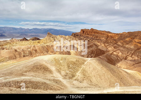 Gelb Sand Formationen in Zabriskie Point im Death Valley National Park, Kalifornien, USA Stockfoto