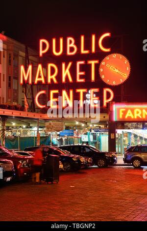 SEATTLE, WA - AUG 14: Public Market Center in der Innenstadt am 14. August 2015 in Seattle. Seattle ist die größte Stadt im Bundesstaat Washington und dem pazifischen Nordwesten Nordamerikas Stockfoto