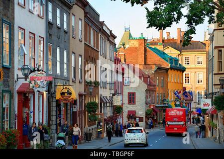 QUEBEC CITY, KANADA - SEP 10: Alte Straße mit Verkehr am 10. September 2012 in Quebec City, Kanada. Als die Hauptstadt der kanadischen Provinz Quebec, es ist eine der ältesten Städte in Nordamerika. Stockfoto