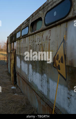 Old School Bus als Versteck Stockfoto