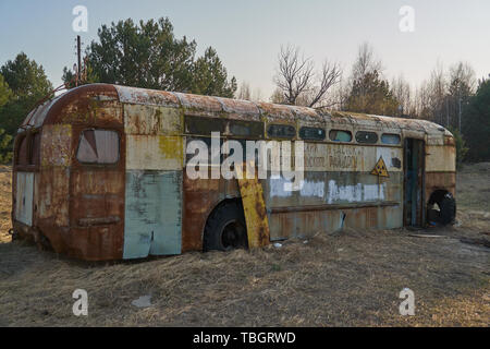 Old School Bus als Versteck Stockfoto