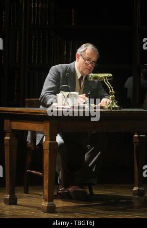 Hugh Bonneville Sterne als C.S.Lewis in der hadowlands' an der Chichester Festival Theatre in Chichester, West Sussex; drücken Sie die Taste Nacht ist Donnerstag, 2. Mai 2019. Mit: Hugh Bonneville Wo: Chichester, West Sussex, Großbritannien Wann: 01. Mai 2019 Credit: WENN.com Stockfoto