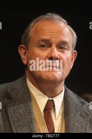 Hugh Bonneville Sterne als C.S.Lewis in der hadowlands' an der Chichester Festival Theatre in Chichester, West Sussex; drücken Sie die Taste Nacht ist Donnerstag, 2. Mai 2019. Mit: Hugh Bonneville Wo: Chichester, West Sussex, Großbritannien Wann: 01. Mai 2019 Credit: WENN.com Stockfoto