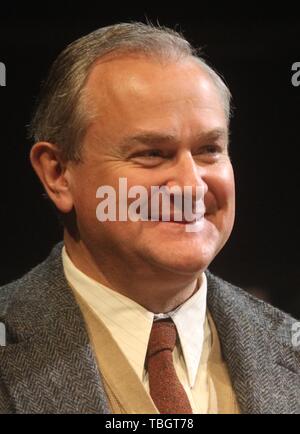 Hugh Bonneville Sterne als C.S.Lewis in der hadowlands' an der Chichester Festival Theatre in Chichester, West Sussex; drücken Sie die Taste Nacht ist Donnerstag, 2. Mai 2019. Mit: Hugh Bonneville Wo: Chichester, West Sussex, Großbritannien Wann: 01. Mai 2019 Credit: WENN.com Stockfoto