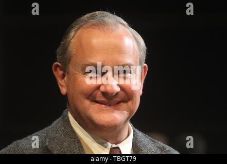 Hugh Bonneville Sterne als C.S.Lewis in der hadowlands' an der Chichester Festival Theatre in Chichester, West Sussex; drücken Sie die Taste Nacht ist Donnerstag, 2. Mai 2019. Mit: Hugh Bonneville Wo: Chichester, West Sussex, Großbritannien Wann: 01. Mai 2019 Credit: WENN.com Stockfoto