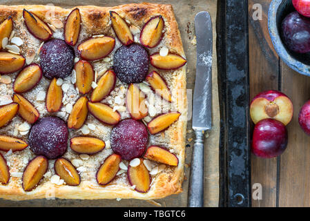 Pflaume und Mandelkuchen mit Puderzucker bestäubt - Ansicht von oben Stockfoto