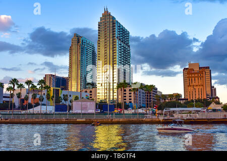 Tampa Bay, Florida. Januar 05, 2019. Tampa Museum of Art, bunten Gebäude, Riverwalk und Hillsborough River in Downtown. Stockfoto