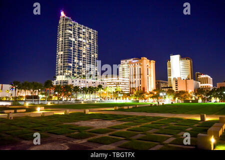 Tampa Bay, Florida. Januar 05, 2019. Beleuchtete und farbenfrohe Gebäude in der Innenstadt. Stockfoto