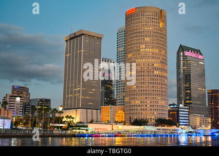 Tampa Bay, Florida. Januar 05, 2019. Beleuchtete Tampa Riverwalk und modernen Gebäuden auf Sonnenuntergang Hintergrund in der Innenstadt. Stockfoto