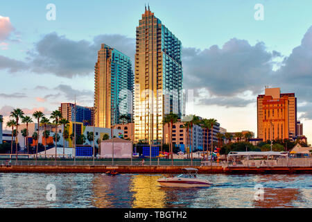 Tampa Bay, Florida. 19. Januar 2019. Boot, Tampa Riverwalk und farbenfrohe Gebäude in der Innenstadt. Stockfoto