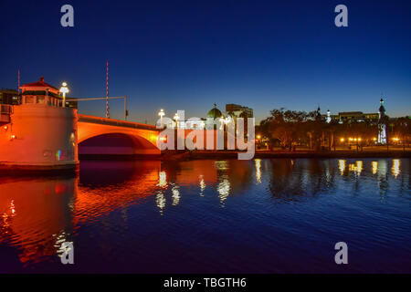 Tampa Bay, Florida. 19. Januar 2019. Beleuchtete und bunte Brücke in West Kennedy Boulevard auf blaue Nacht Hintergrund. Stockfoto