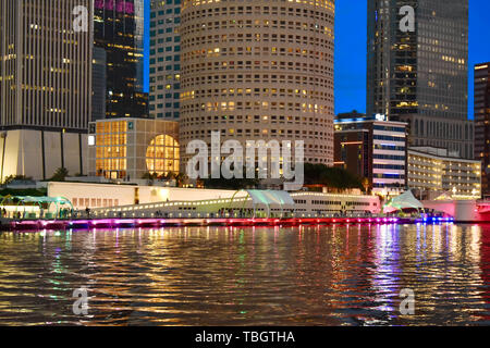 Tampa Bay, Florida. 19. Januar 2019. Beleuchtete Tampa Riverwalk und Symbol Gebäude in der Innenstadt. Stockfoto