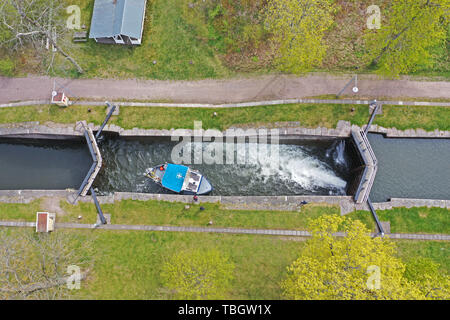 Ein Boot, das in der Borenshult Schlösser Schlösser, Göta Kanal, Motala, während der Samstag. Stockfoto