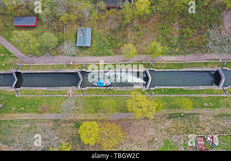 Ein Boot, das in der Borenshult Schlösser Schlösser, Göta Kanal, Motala, während der Samstag. Stockfoto