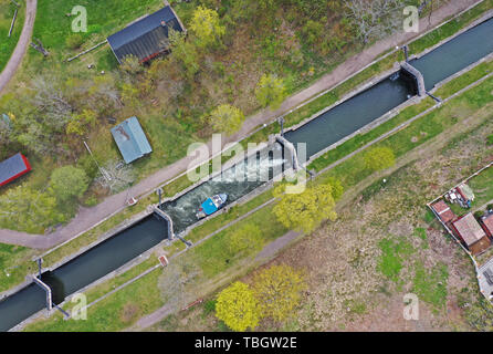 Ein Boot, das in der Borenshult Schlösser Schlösser, Göta Kanal, Motala, während der Samstag. Stockfoto