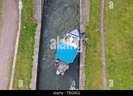 Ein Boot, das in der Borenshult Schlösser Schlösser, Göta Kanal, Motala, während der Samstag. Stockfoto