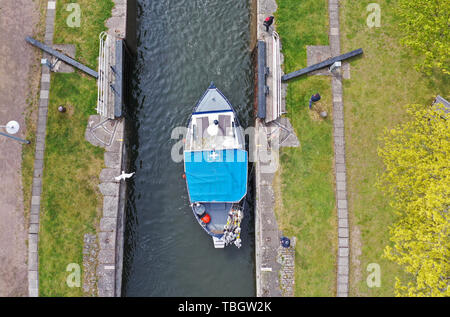 Ein Boot, das in der Borenshult Schlösser Schlösser, Göta Kanal, Motala, während der Samstag. Stockfoto