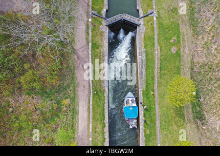 Ein Boot, das in der Borenshult Schlösser Schlösser, Göta Kanal, Motala, während der Samstag. Stockfoto