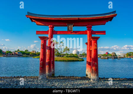 Orlando, Florida. März 27, 2019. Schöne Sicht auf Japan Pavillon, blaue See und die Kugel in Epcot in Walt Disney World (3) Stockfoto