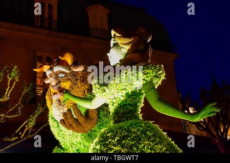 Orlando, Florida. März 27, 2019. Schönheit und Tier topiaries auf Nacht Hintergrund in Frankreich Pavillons in Epcot in Walt Disney World (1) Stockfoto