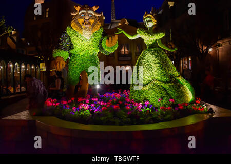 Orlando, Florida. März 27, 2019. Schönheit und Tier topiaries auf Nacht Hintergrund in Frankreich Pavillons in Epcot in Walt Disney World (2) Stockfoto