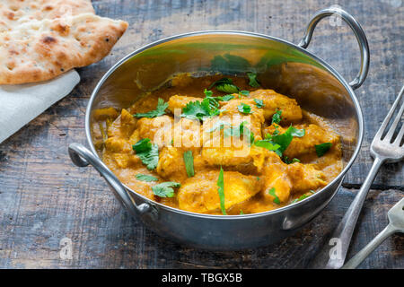 Chicken Korma curry mit Naan Brot - Hohe Betrachtungswinkel Stockfoto