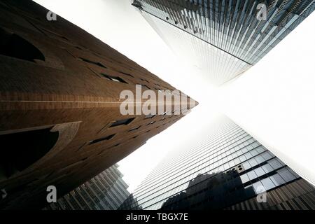 NEW YORK CITY - NOV 12: Downtown Wolkenkratzer an einem nebligen Tag am 12. November 2014 in Manhattan, New York City. Es ist mit 8.4M Einwohnern die bevölkerungsreichste Stadt in den Vereinigten Staaten. Stockfoto