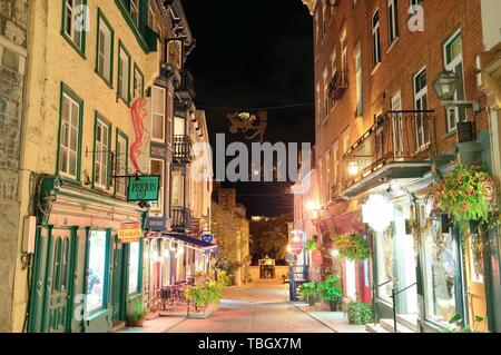 QUEBEC CITY, KANADA - SEP 10: Alte Straße bei Nacht am 10. September 2012 in Quebec City, Kanada. Als die Hauptstadt der kanadischen Provinz Quebec, es ist eine der ältesten Städte in Nordamerika. Stockfoto