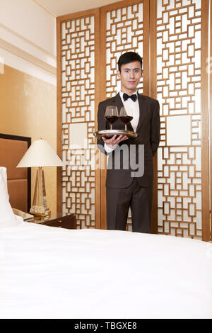 Ein Kellner serviert im Hotel. Stockfoto