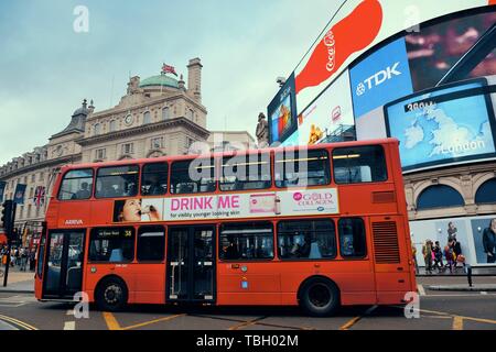 LONDON, UK - 27. September: Piccadilly Circus Street View bei 27. September 2013 in London, Vereinigtes Königreich. Im Jahre 1819 erbaut, ist es die groen Einkaufszentren, Unterhaltungsmöglichkeiten und wichtige Sehenswürdigkeiten in London. Stockfoto
