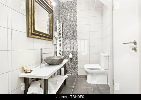 Modernes Interieur Badezimmer mit Waschbecken und Spiegel, Glas begehbare Dusche mit Marmor Fliesen Surround Stockfoto