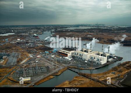 New Jersey-Öl-Industrie mit Skyline von New York aus der Ferne Luftbild Stockfoto
