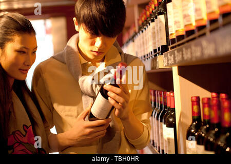 Rotwein im Liquor Store wählen. Stockfoto