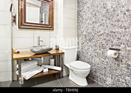 Modernes Interieur Badezimmer mit Waschbecken und Spiegel, Glas begehbare Dusche mit Marmor Fliesen Surround Stockfoto
